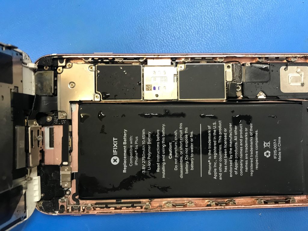 Does water damage iPhone battery?